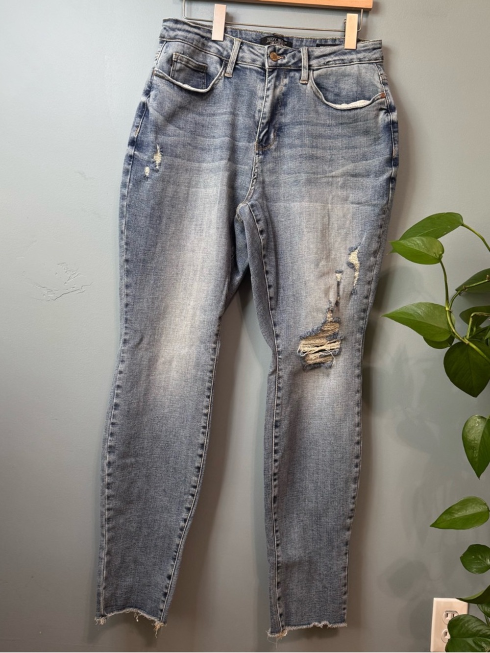 Judy Blue Boyfriend Fit Distressed Raw Hem Jeans. Size 16W (actual 31x33) - Picture 13 of 13